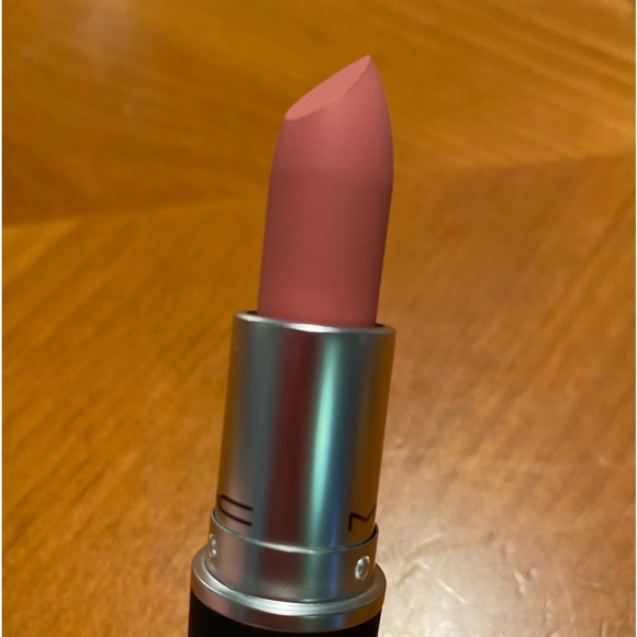 MAC Powder Kiss Lipstick Sultriness - Picture 5 of 16